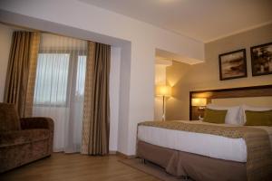 En eller flere senger på et rom på New Egreta Resort
