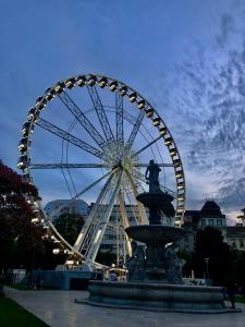 ein Riesenrad mit einer Statue vor einem Brunnen in der Unterkunft JA 12 Apartment in Budapest