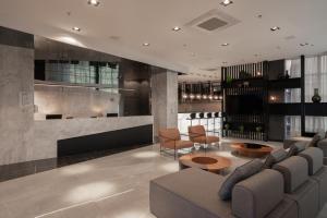 a living room with a couch and a bar at Slaviero Hotel Chapecó - Pet Friendly in Chapecó