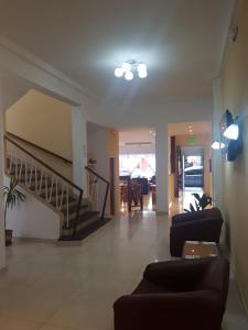 ein Wohnzimmer mit 2 Sofas und einer Treppe in der Unterkunft Hotel Nadai in Mar del Plata