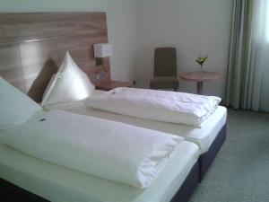 Postel nebo postele na pokoji v ubytování Hotel Jedermann