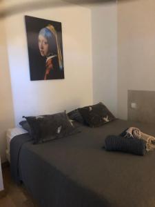 Schlafzimmer mit einem Bett mit Wandgemälde in der Unterkunft Mas en Luberon GORDES in Gordes