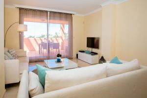 マルベーリャにあるR29 AirDom 2 bedroom luxury apartmentのリビングルーム(白いソファ、テレビ付)