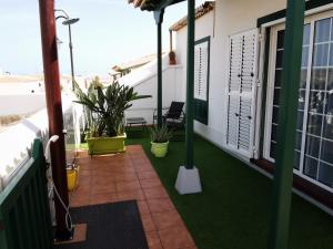 AbadesにあるLa Casa del Sol, Abadesの緑の床のバルコニー