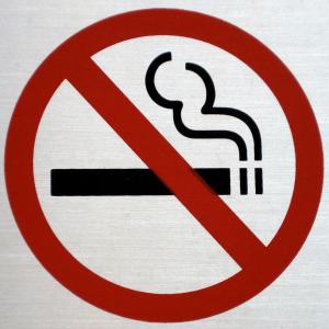 una señal de no fumar con un cigarrillo. en Au Bord de la Rive B&B, en Pontrieux