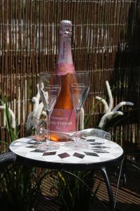 - une bouteille de champagne sur une table avec deux verres dans l'établissement Het Populierennest, à Middelkerke