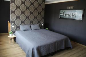 - une chambre avec un lit bleu et un mur dans l'établissement Het Populierennest, à Middelkerke