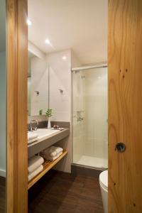 a bathroom with a sink and a shower at Ipanema Inn Hotel in Rio de Janeiro