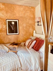 Un dormitorio con una cama con una mesa. en Under the Tuscan Sun Cottage in West Los Angeles en Los Ángeles