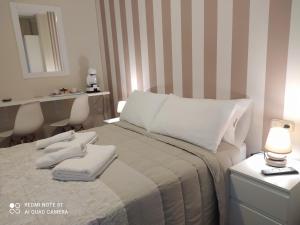 a bedroom with a bed with towels on it at Pensión Atenea Pilgrims in Caldas de Reis