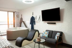 un soggiorno con vasca e TV di Le Charm'Sablais a Les Sables-dʼOlonne