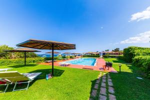 Bazén v ubytování Hotel L'Esagono nebo v jeho okolí