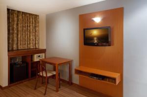 TV a/nebo společenská místnost v ubytování Hotel Moncloa