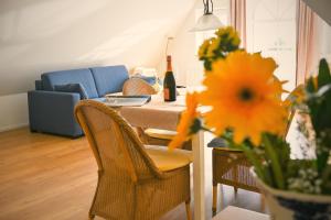 a living room with a table and a couch at Baltrumer Teestube in Baltrum