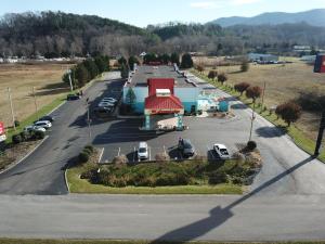 eine Luftansicht eines Parkplatzes mit Tankstelle in der Unterkunft Econo Lodge in Newport