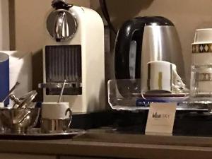 un bancone della cucina con macchinetta del caffè e tazze di Stardust - Bedbluesky a Dolceacqua