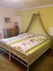 ein Bett mit Baldachin in einem Schlafzimmer in der Unterkunft Ferienwohnung Meier in Kippenheim