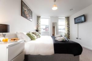 a bedroom with a large white bed and a desk at Smart Apartments - Empress Heights in Southampton