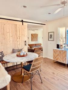 uma sala de estar com mesa e cadeiras em Casa Agave: Comfy Joshua Tree Cottage With Free Breakfast Bar em Joshua Tree