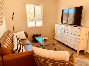 TV o dispositivi per l'intrattenimento presso Casa Agave: Comfy Joshua Tree Cottage With Free Breakfast Bar