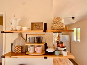 Cucina o angolo cottura di Casa Agave: Comfy Joshua Tree Cottage With Free Breakfast Bar