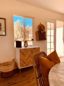 Area soggiorno di Casa Agave: Comfy Joshua Tree Cottage With Free Breakfast Bar