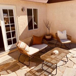 Area soggiorno di Casa Agave: Comfy Joshua Tree Cottage With Free Breakfast Bar