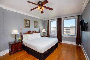 a bedroom with a bed and a ceiling fan at MarQueen Hotel in Seattle