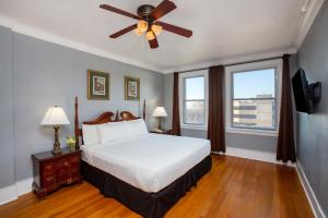 a bedroom with a bed and a ceiling fan at MarQueen Hotel in Seattle