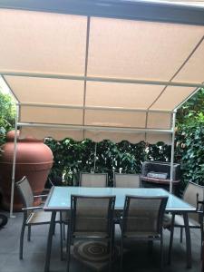 アグローポリにあるIl rifugio dell’arteのパティオ(テントの下にテーブル2台と椅子付)
