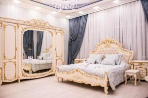 1 dormitorio con 2 camas y un espejo grande en Fidan Hotel en Simferópol