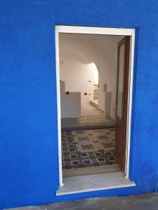 una pared azul con una puerta a una habitación en Casa Azzurra, en Torre Pali