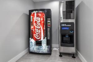 uma máquina de venda automática de cocacola ao lado de uma máquina de refrigerantes em Studio 6 Katy, Tx em Katy