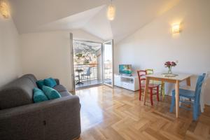 Beach Spot Apartments في ماكارسكا: غرفة معيشة مع أريكة وطاولة