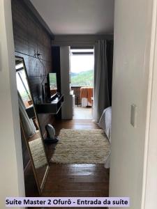 a hallway with a mirror and a mirror at Casa Lavanda - Guest House in Campos do Jordão