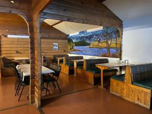 McGrath Roadhouse في McGrath: مطعم بطاولات وكراسي و لوحة على الحائط