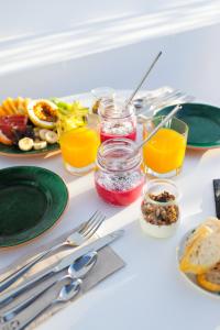 una mesa cubierta con platos y tazones de comida en Mana EcoRetreat, en Las Breñas