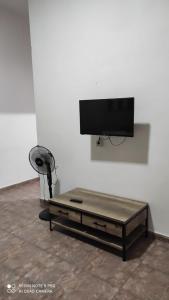 een woonkamer met een tv en een salontafel bij Apartmento KA Sánchez in Vecindario