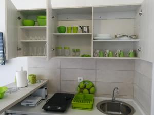 Kuchyň nebo kuchyňský kout v ubytování Apartman NINA Wind Resort