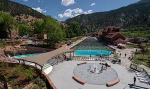 Afbeelding uit fotogalerij van Glenwood Hot Springs Resort in Glenwood Springs