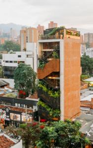 un edificio con plantas a su lado en The Somos Beats Hotel & Rooftop, en Medellín