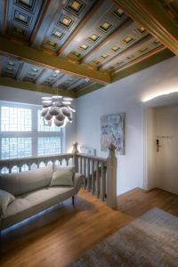 uma sala de estar com um sofá e um tecto em BLUMEINS - Das Refugium em Gross-Umstadt