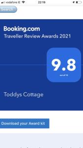 una schermata di un telefono con un'app per la valutazione dei viaggi di Toddys Cottage & Stables a Cavan