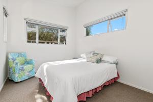 Postel nebo postele na pokoji v ubytování Restful Ruakaka - Ruakaka Holiday Home