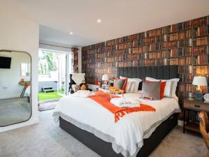 Postel nebo postele na pokoji v ubytování Bear Cottage