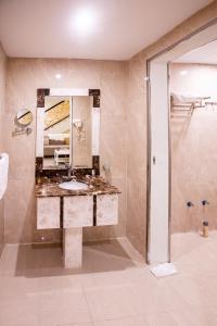Olive Tree Hotel的一间浴室