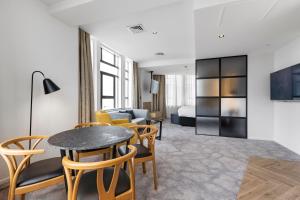 TV a/nebo společenská místnost v ubytování Legacy Airedale Hotel Auckland