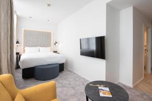 TV in/ali zabaviščno središče v nastanitvi Legacy Airedale Hotel Auckland