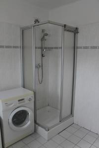 e bagno con doccia e lavatrice. di Chlalupa se zahradou - Chlum u Třeboně a Chlum u Třeboně