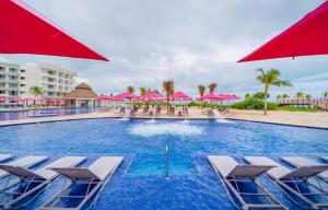 Bazén v ubytování Planet Hollywood Cancun, An Autograph Collection All-Inclusive Resort nebo v jeho okolí